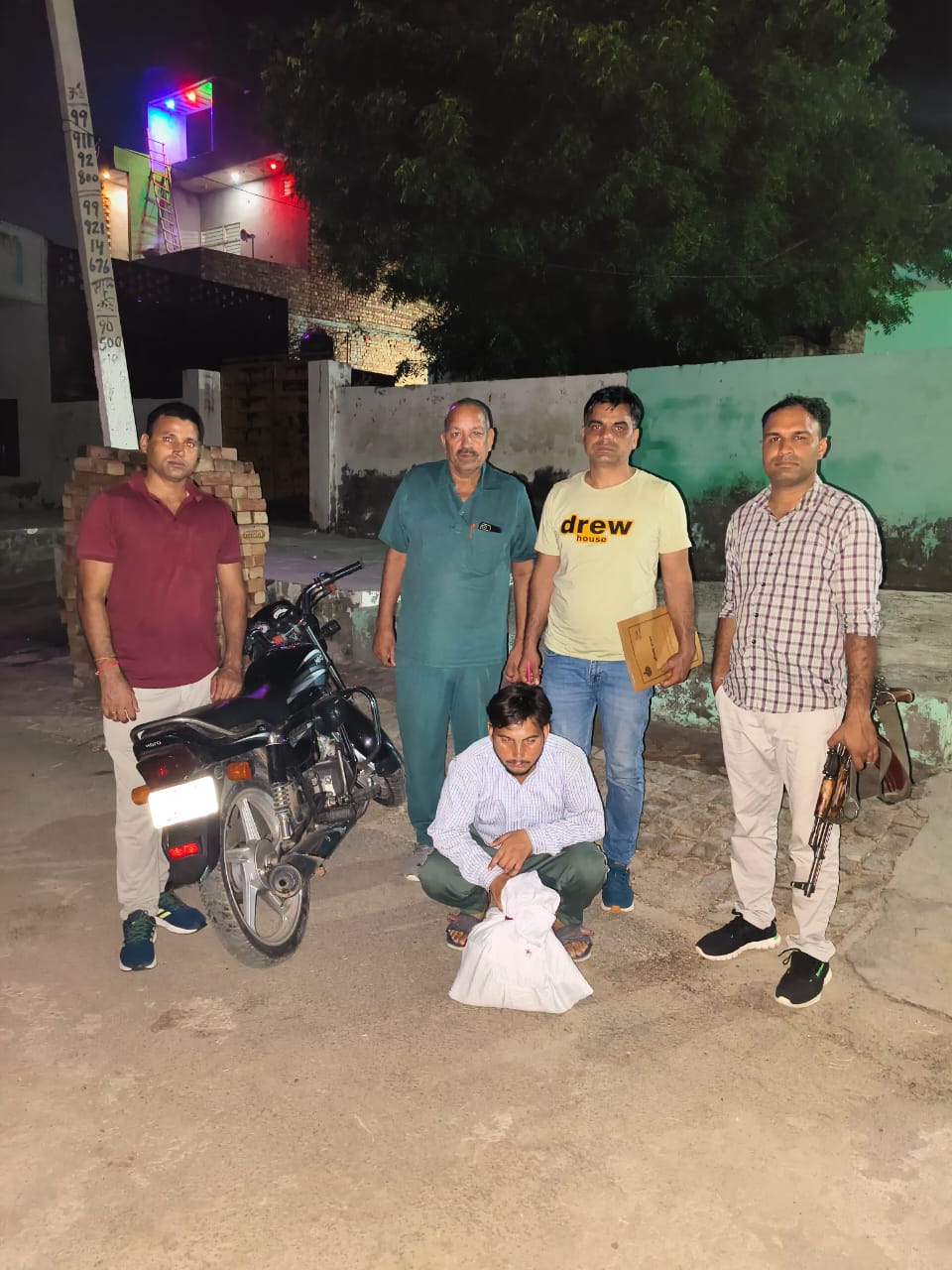 पुलिस गिरफ्त में नशा तस्कर। पुलिस गिरफ्त में नशा तस्कर।