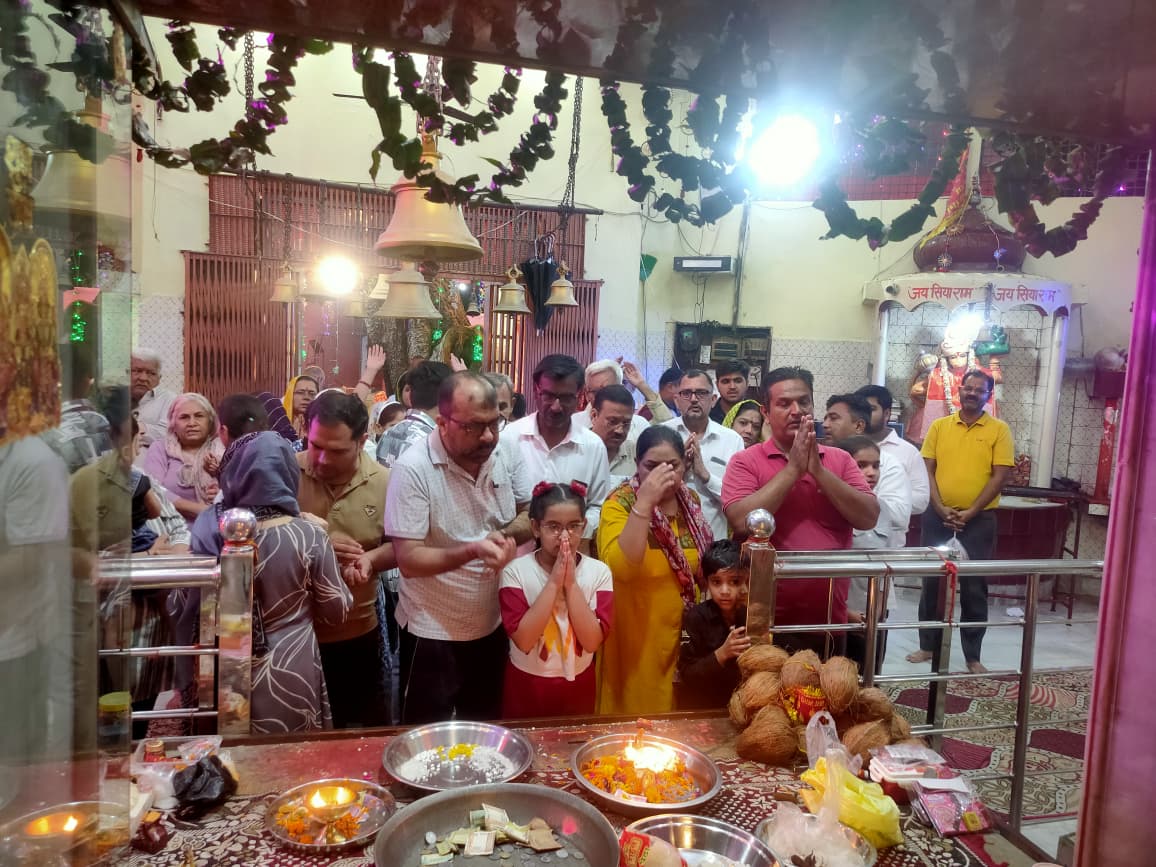 जयंती देवी मंदिर में मां जयंती की पूजा अर्चना करते हुए श्रद्धालु।