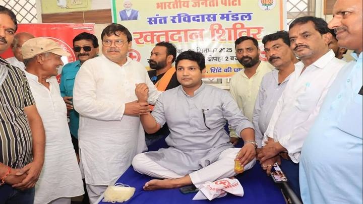 रक्तदान शिविर में भी शामिल हुए तोमर रक्तदान शिविर में भी शामिल हुए तोमर