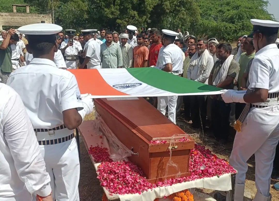 पानीपत के गांव सींक में नेवी जवान अमित के अंतिम दर्शनों के लिए उमड़ी भीड़ पानीपत के गांव सींक में नेवी जवान अमित के अंतिम दर्शनों के लिए उमड़ी भीड़