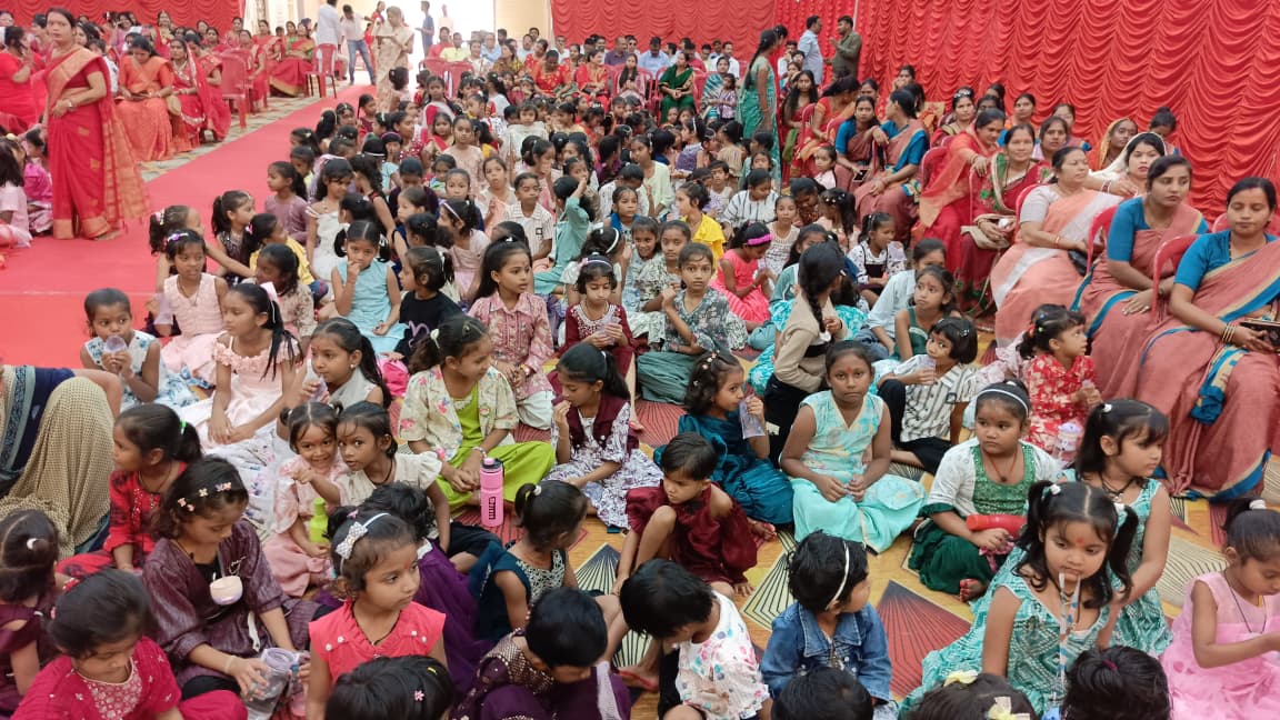 कार्यक्रम में उपस्थित बालिकाएं।