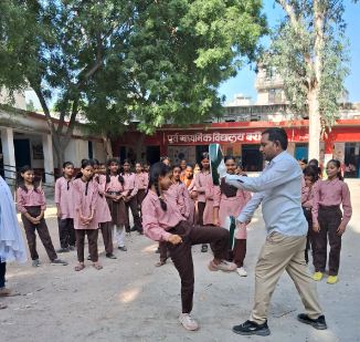 आत्मरक्षा का अभ्यास करती बालिकाएं आत्मरक्षा का अभ्यास करती बालिकाएं