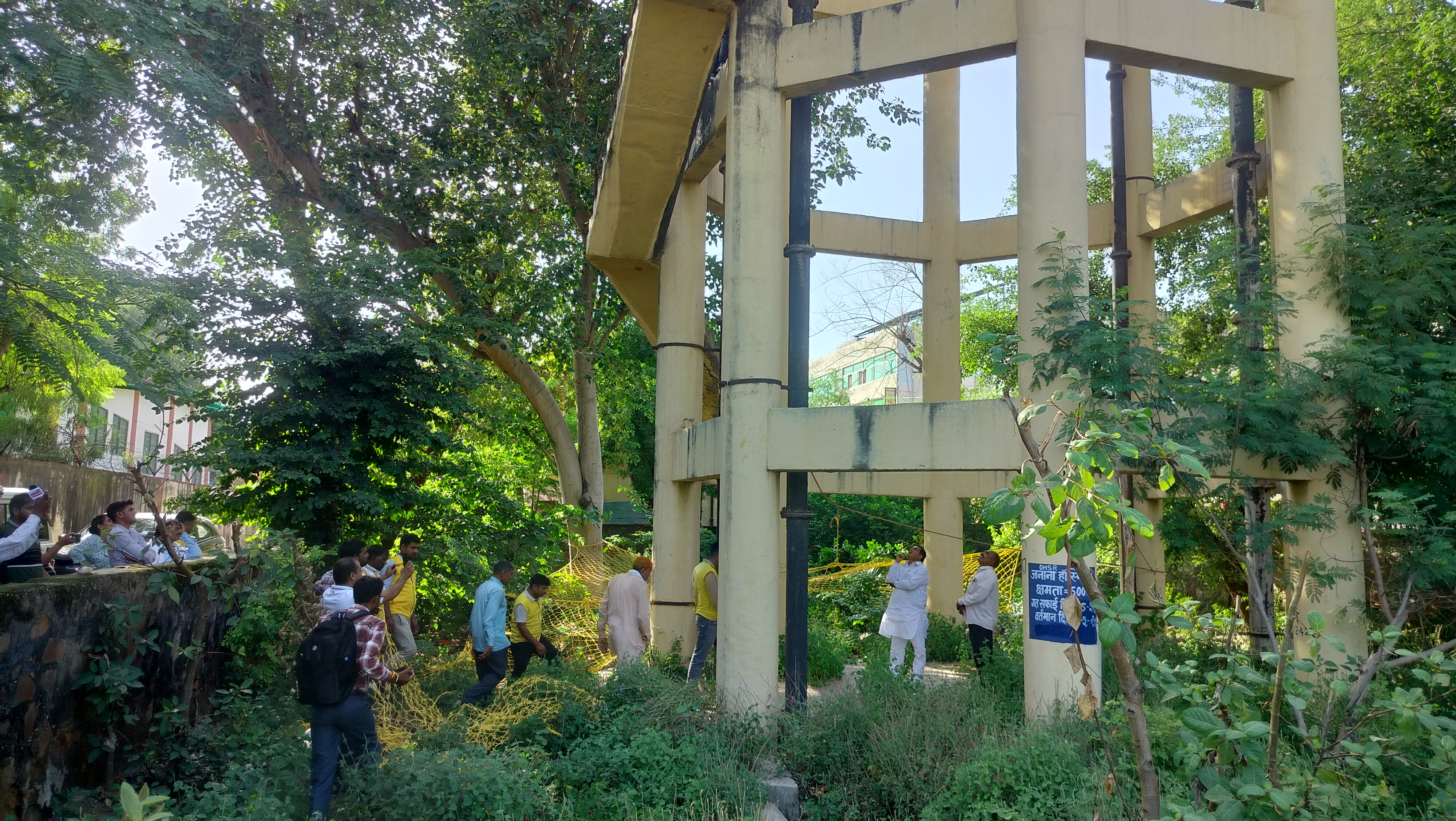 अलवर। युवक को समझते परिजन। अलवर। युवक को समझते परिजन।