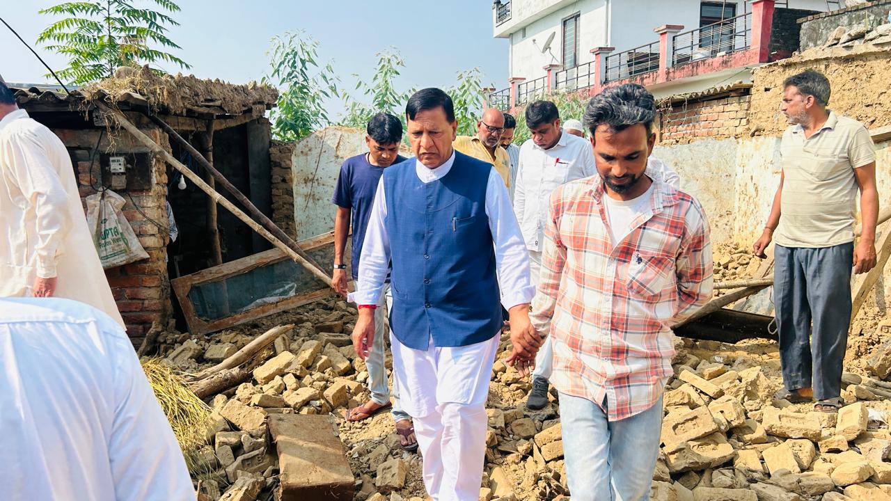 डा. बिन्दल ने मिश्रवाला पहुंच कर आपदा प्रभावित परिवार से की भेंट डा. बिन्दल ने मिश्रवाला पहुंच कर आपदा प्रभावित परिवार से की भेंट