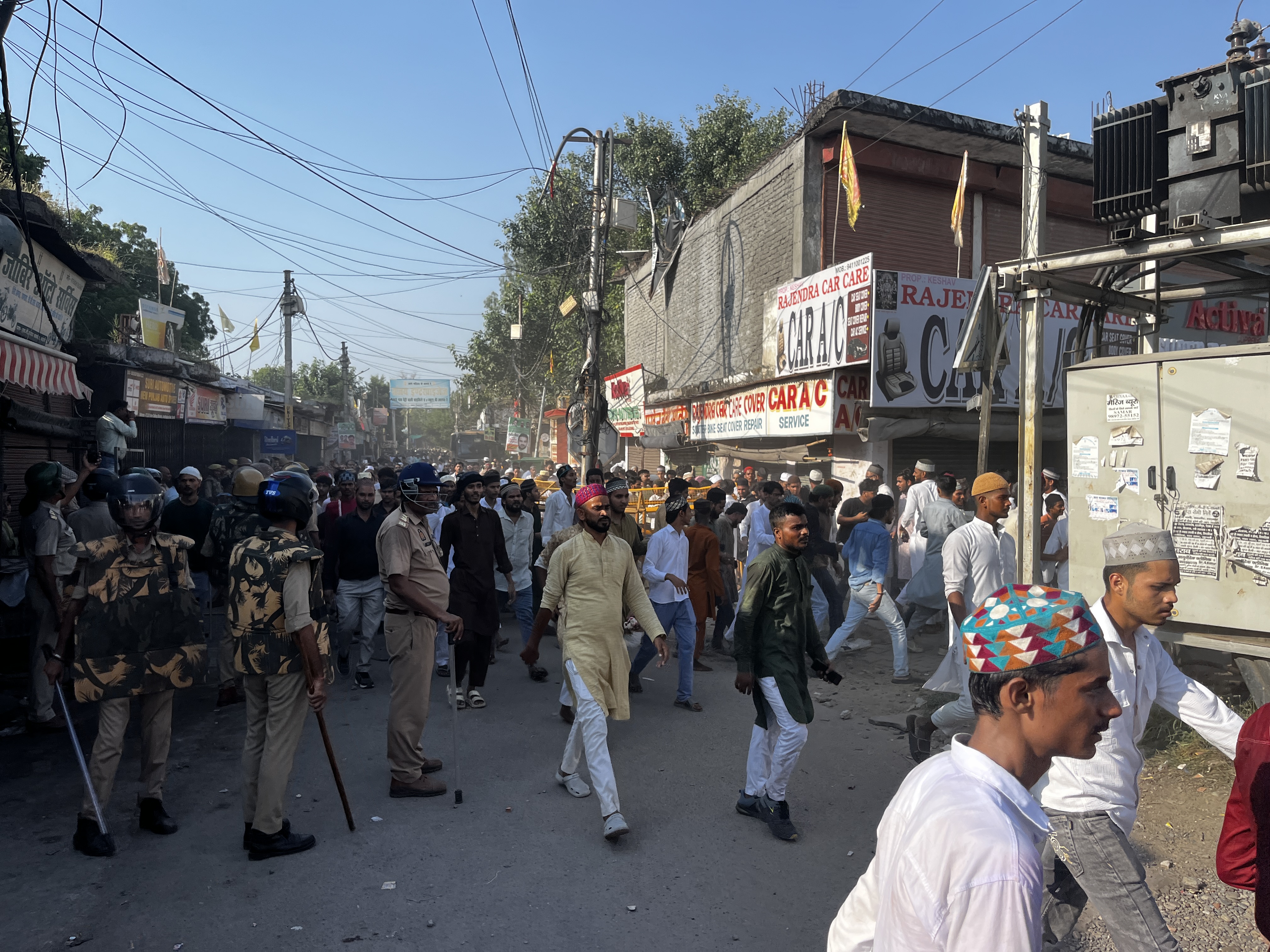 बरेली में पोस्टर विवाद पर भड़के उपद्रवियों को खदेड़ती पुलिस, भारी फोर्स तैनात कर इलाके को छावनी में बदला गया।