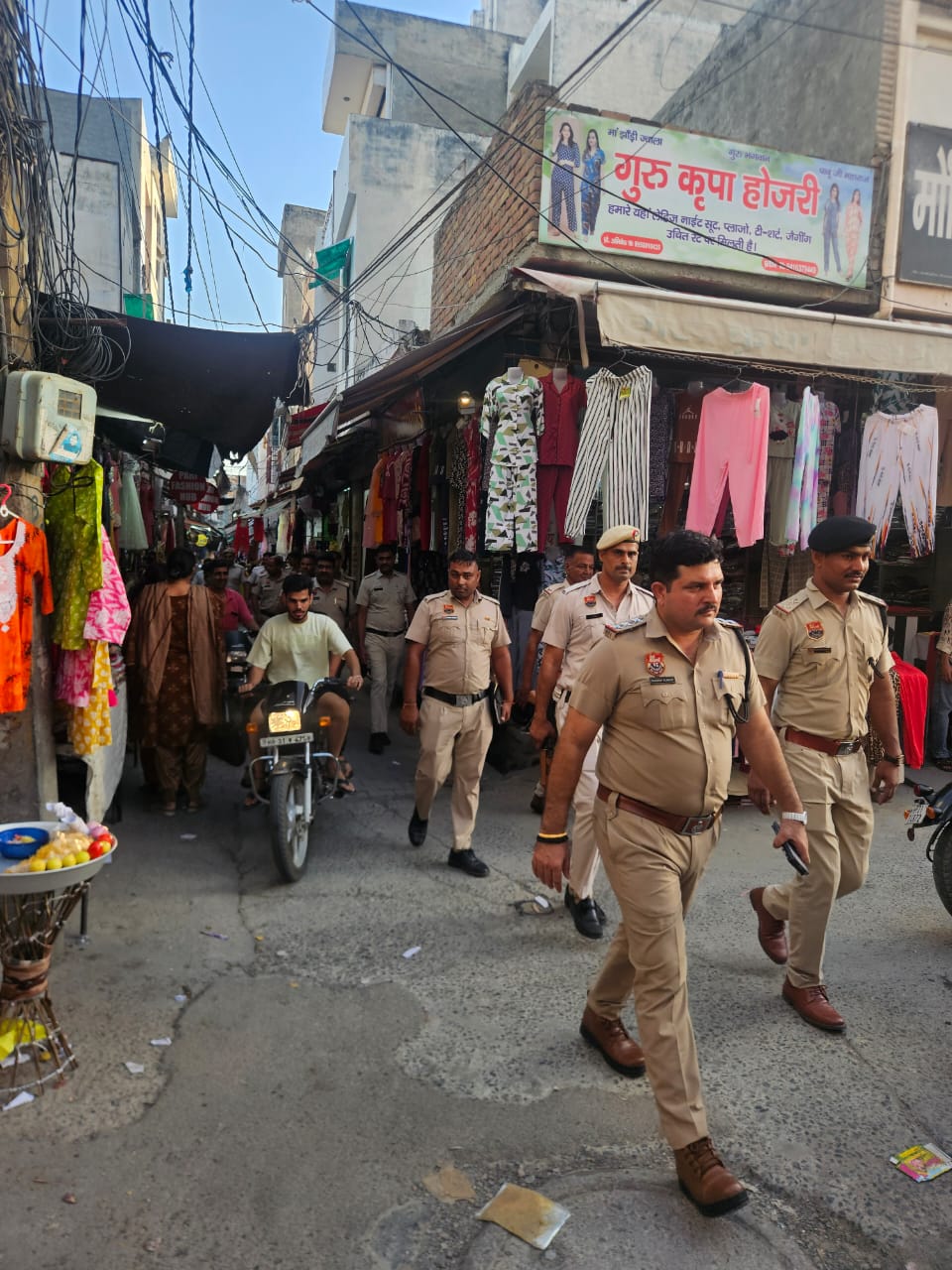 फ्लैग मार्च निकालते हुए पुलिस।