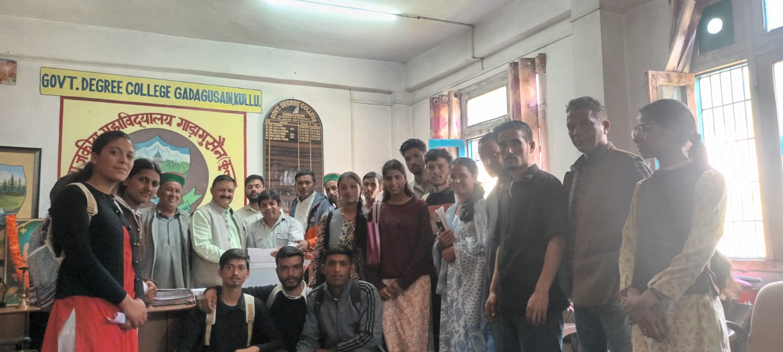 प्रधानाचार्य के माध्यम से लोनि मंत्री को ज्ञापन भेजते हुए। प्रधानाचार्य के माध्यम से लोनि मंत्री को ज्ञापन भेजते हुए।