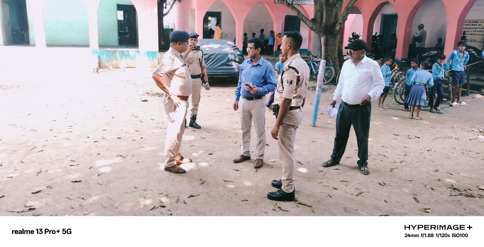 बज्रगृह की जांच करते डीएम बज्रगृह की जांच करते डीएम