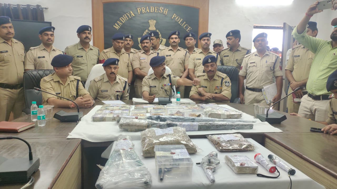 मुरैना: इनामी 6 इनामी बदमाश गिरफ्तार, 1 करोड़ का माल जब्त, लूटी गई रायफलें भी बरामद मुरैना: इनामी 6 इनामी बदमाश गिरफ्तार, 1 करोड़ का माल जब्त, लूटी गई रायफलें भी बरामद