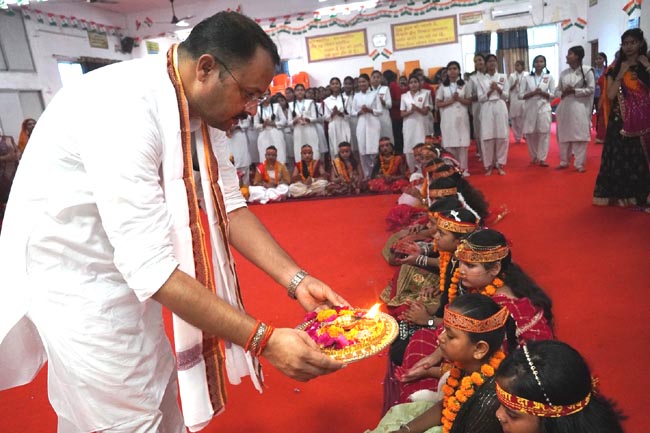 पूजन करते प्रधानाचार्य पूजन करते प्रधानाचार्य