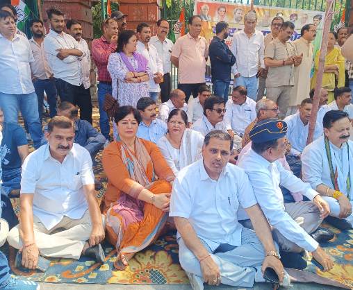 देहरादून गांधी पार्क में धरना देते कांग्रेसी। देहरादून गांधी पार्क में धरना देते कांग्रेसी।