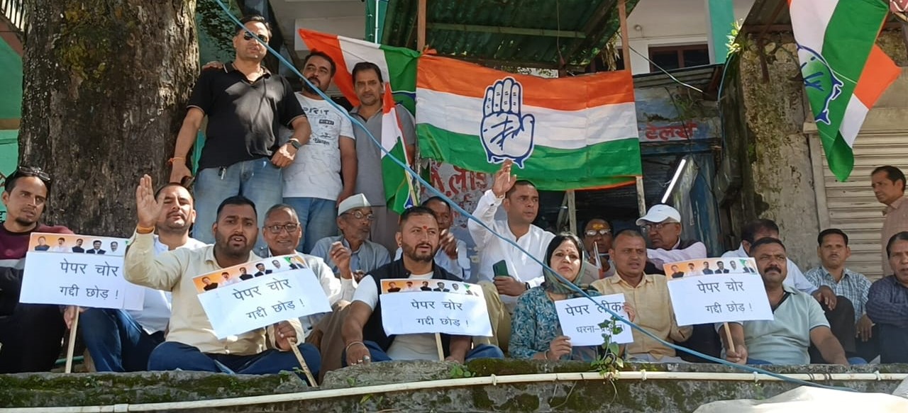 पेपर लीक मामले की सीबीआई जांच की मांग को लेकर गोपेश्वर में धरना देते हुए कांग्रेस कार्यकर्ता।