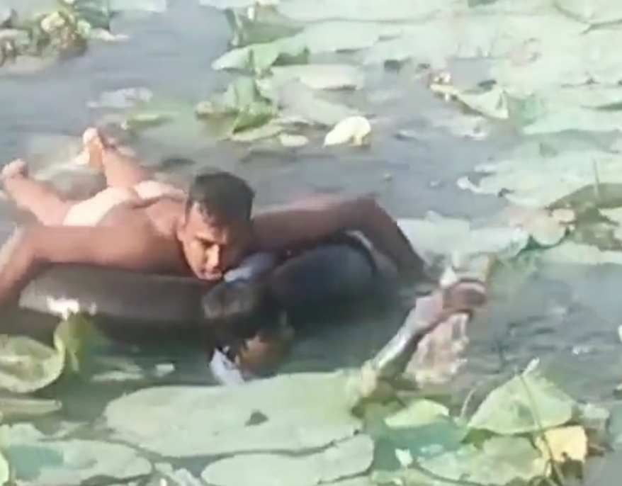 मोतीया तालाब में डूब रहे श्रद्धालु को सुरक्षित बाहर निकालती पुलिस।