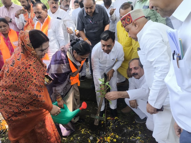 सेवा पखवाड़े के तहत उप मुख्यमंत्री देवड़ा जगदीश ने किया पौधरोपण सेवा पखवाड़े के तहत उप मुख्यमंत्री देवड़ा जगदीश ने किया पौधरोपण