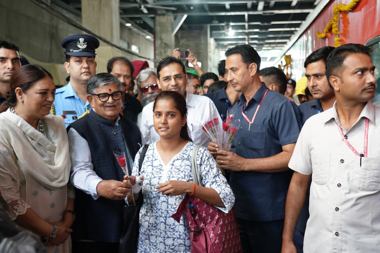पंजाब के राज्यपाल उदयपुर से पहली बार चंडीगढ़ पहुंची ट्रेन के यात्रियाें का स्वागत करते हुए