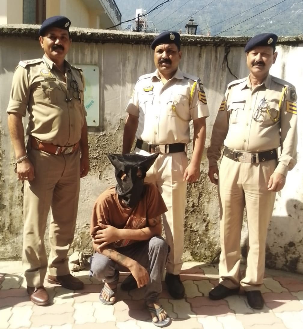 चरस तस्करी के आरोप