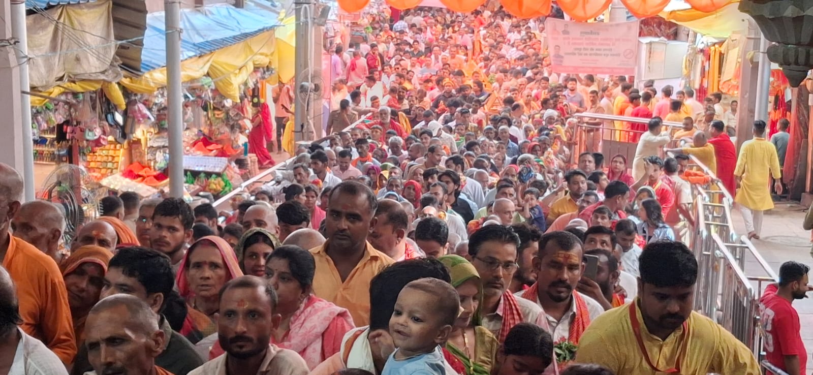 देवी मंदिर के बाहर दर्शनार्थियों के लगी भीड़ देवी मंदिर के बाहर दर्शनार्थियों के लगी भीड़