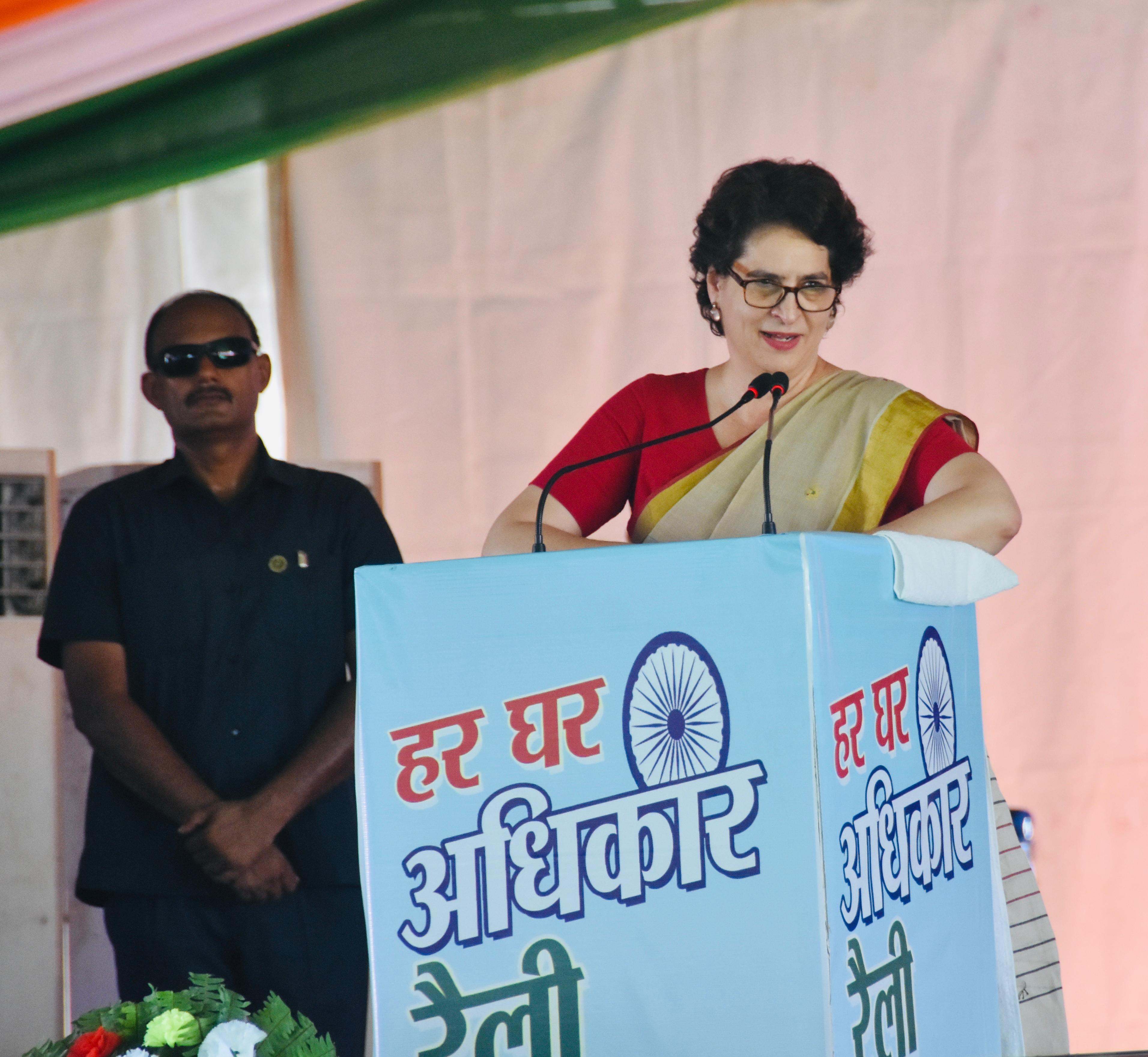 सभा को संबोधित करती प्रियंका गांधी