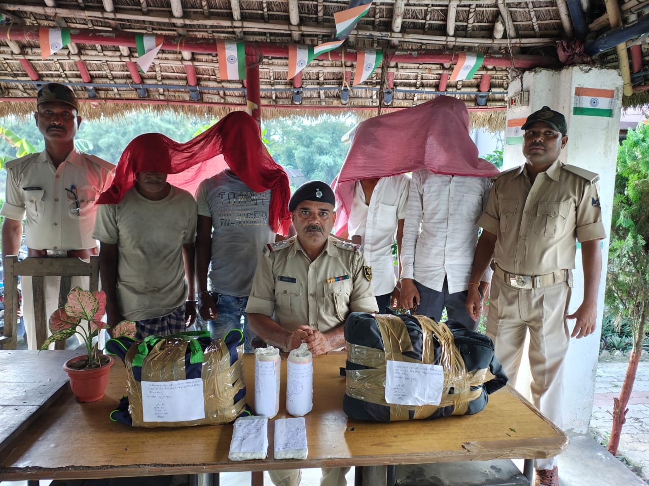 पुलिस के गिरफ्त में आरोपी पुलिस के गिरफ्त में आरोपी