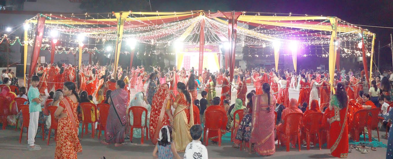 नवरात्रि की धूम प्रतिदिन गरबों के माध्यम से कि जा रही है मां की आराधना नवरात्रि की धूम प्रतिदिन गरबों के माध्यम से कि जा रही है मां की आराधना