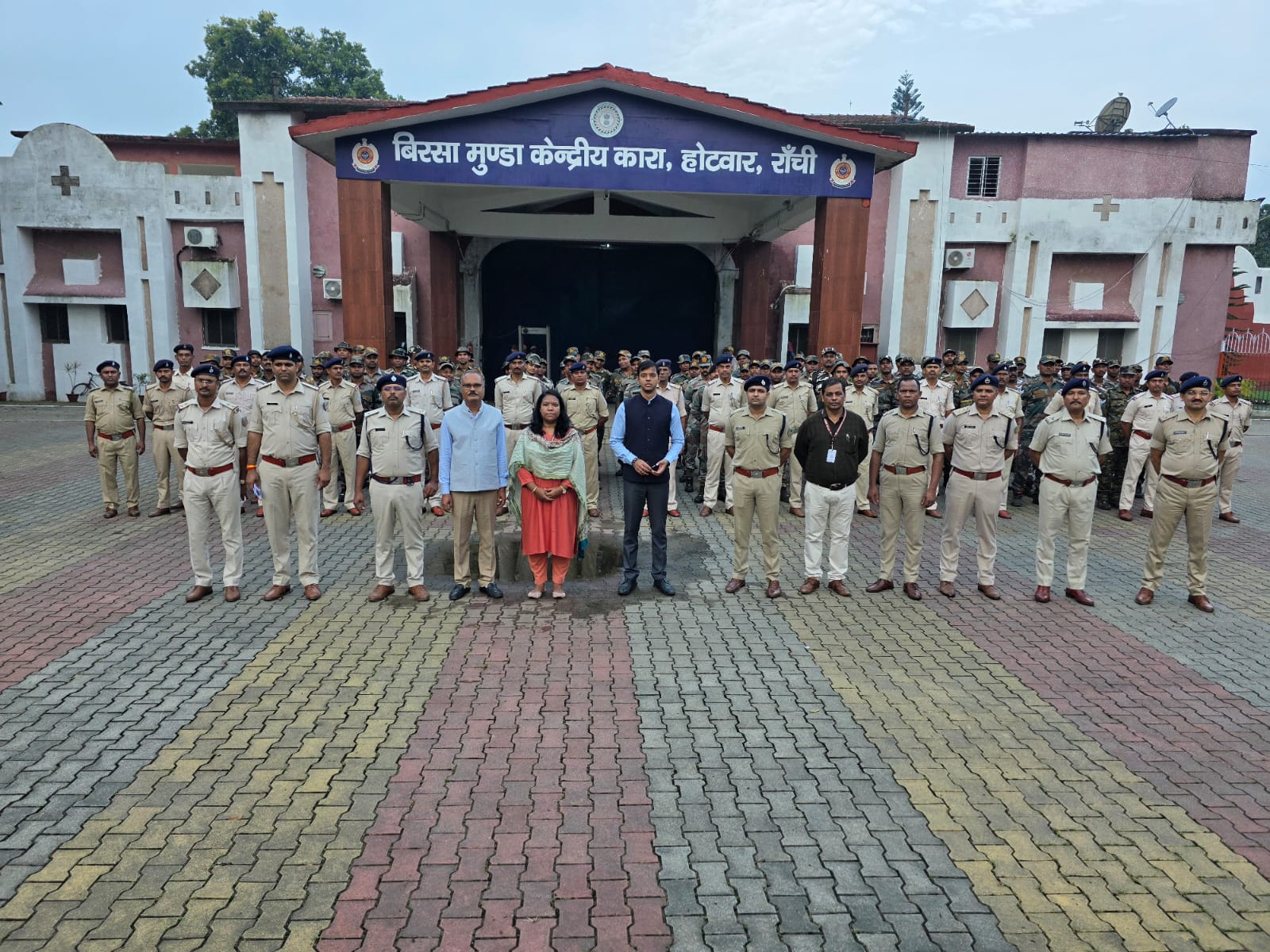 छापेमारी के बाद सामूहिक तस्वीर