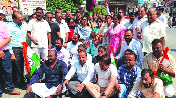 प्रदर्शन करते कांग्रेसी