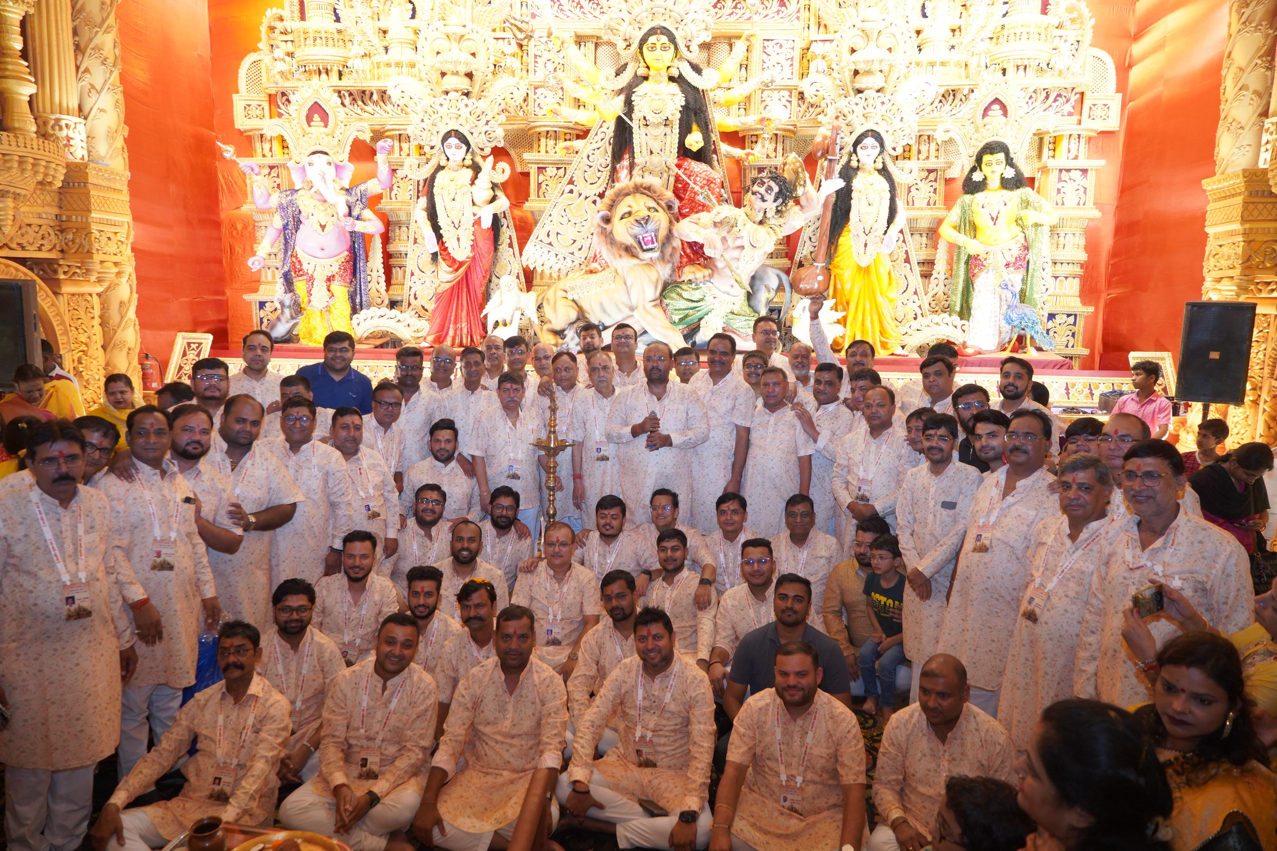 अनुष्ठान में बैठी कन्याएं समेत अन्य अनुष्ठान में बैठी कन्याएं समेत अन्य