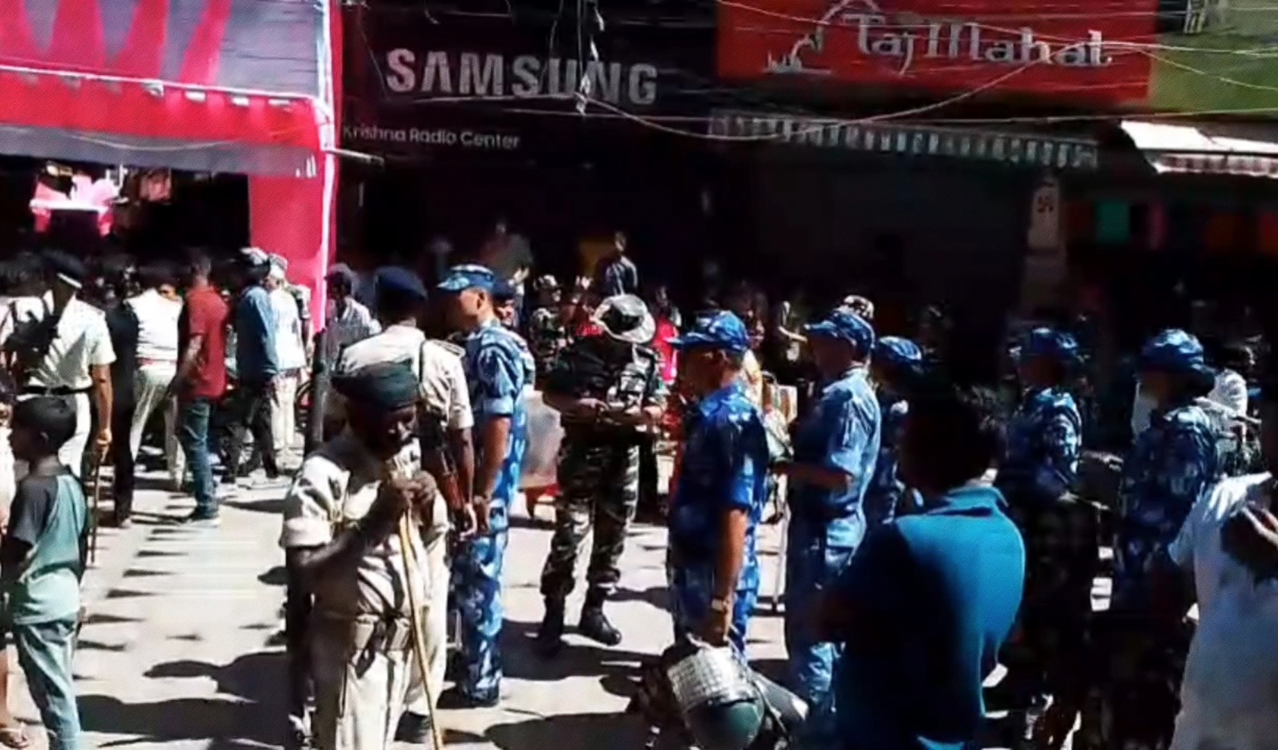 अररिया फोटो:सड़क पर प्रशासन अररिया फोटो:सड़क पर प्रशासन