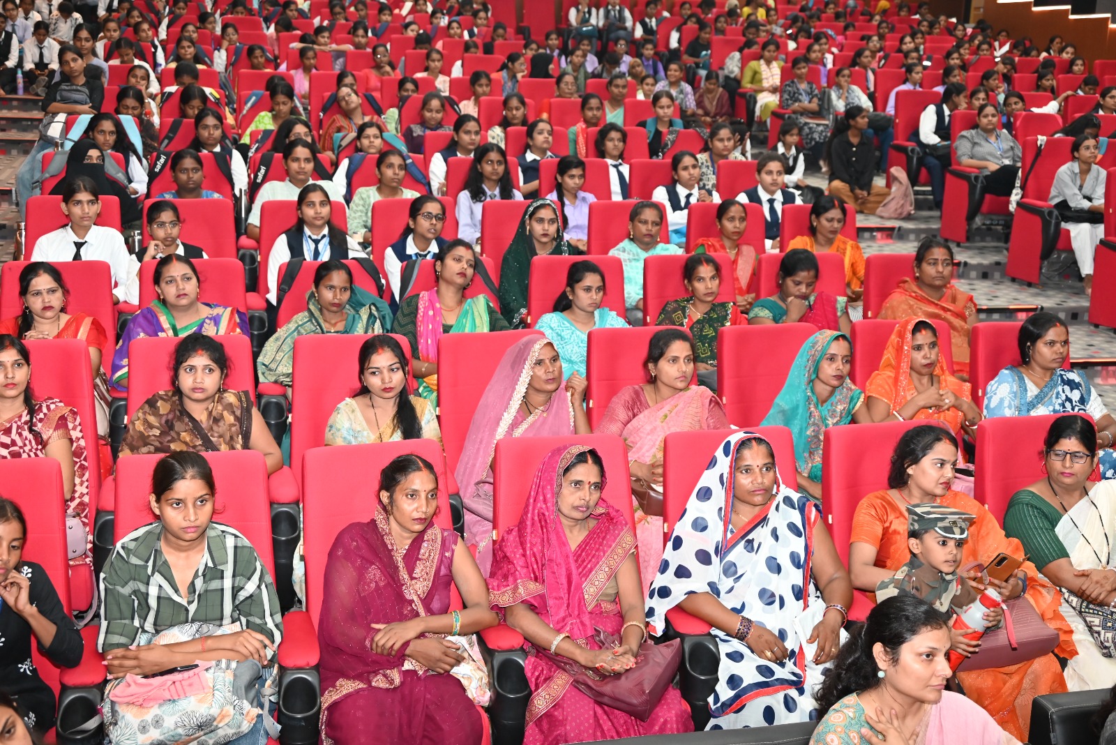 महिला सम्मेलन ने उपस्थित महिलाएं महिला सम्मेलन ने उपस्थित महिलाएं