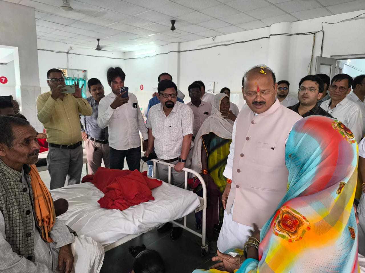 राज्य मंत्री ने सामुदायिक स्वास्थ्य केंद्र कोतमा के औचक निरीक्षण के दाैरान राज्य मंत्री ने सामुदायिक स्वास्थ्य केंद्र कोतमा के औचक निरीक्षण के दाैरान