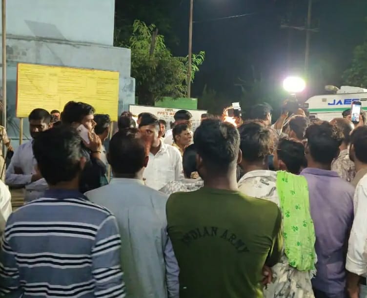 हादसे के बाद फैक्ट्री के बाहर लोगों की भीड़ हादसे के बाद फैक्ट्री के बाहर लोगों की भीड़