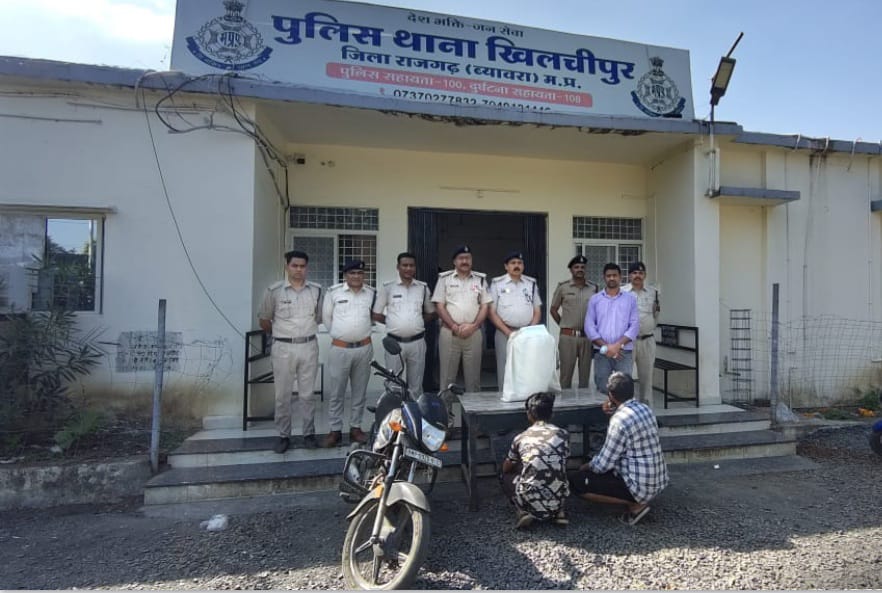 युवकों के कब्जे से एक लाख का गांजा जब्त युवकों के कब्जे से एक लाख का गांजा जब्त