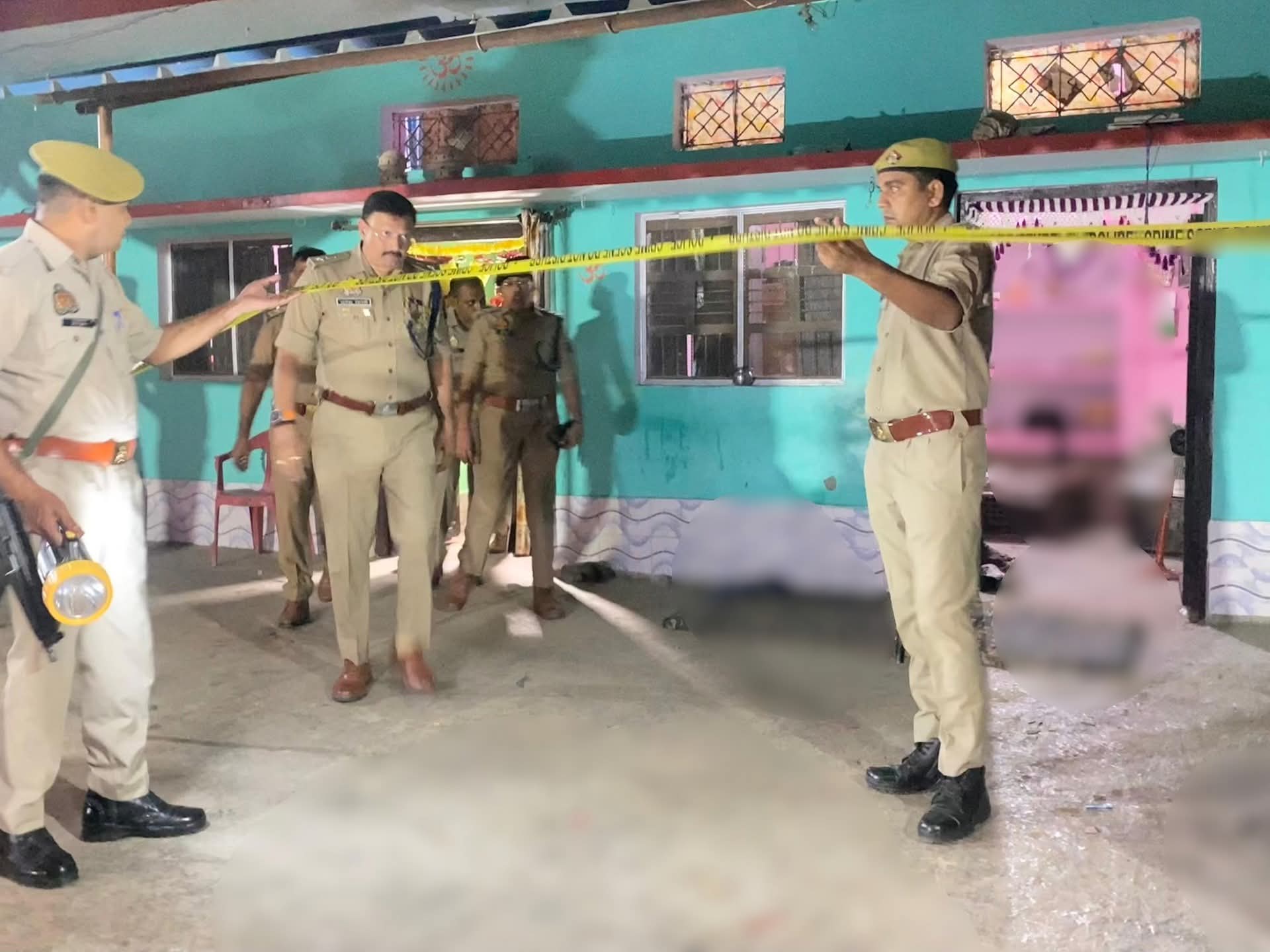 घटना स्थल का निरीक्षण करते पुलिस अधीक्षक