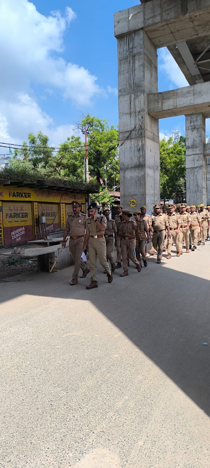 गश्त करते अफ़सर