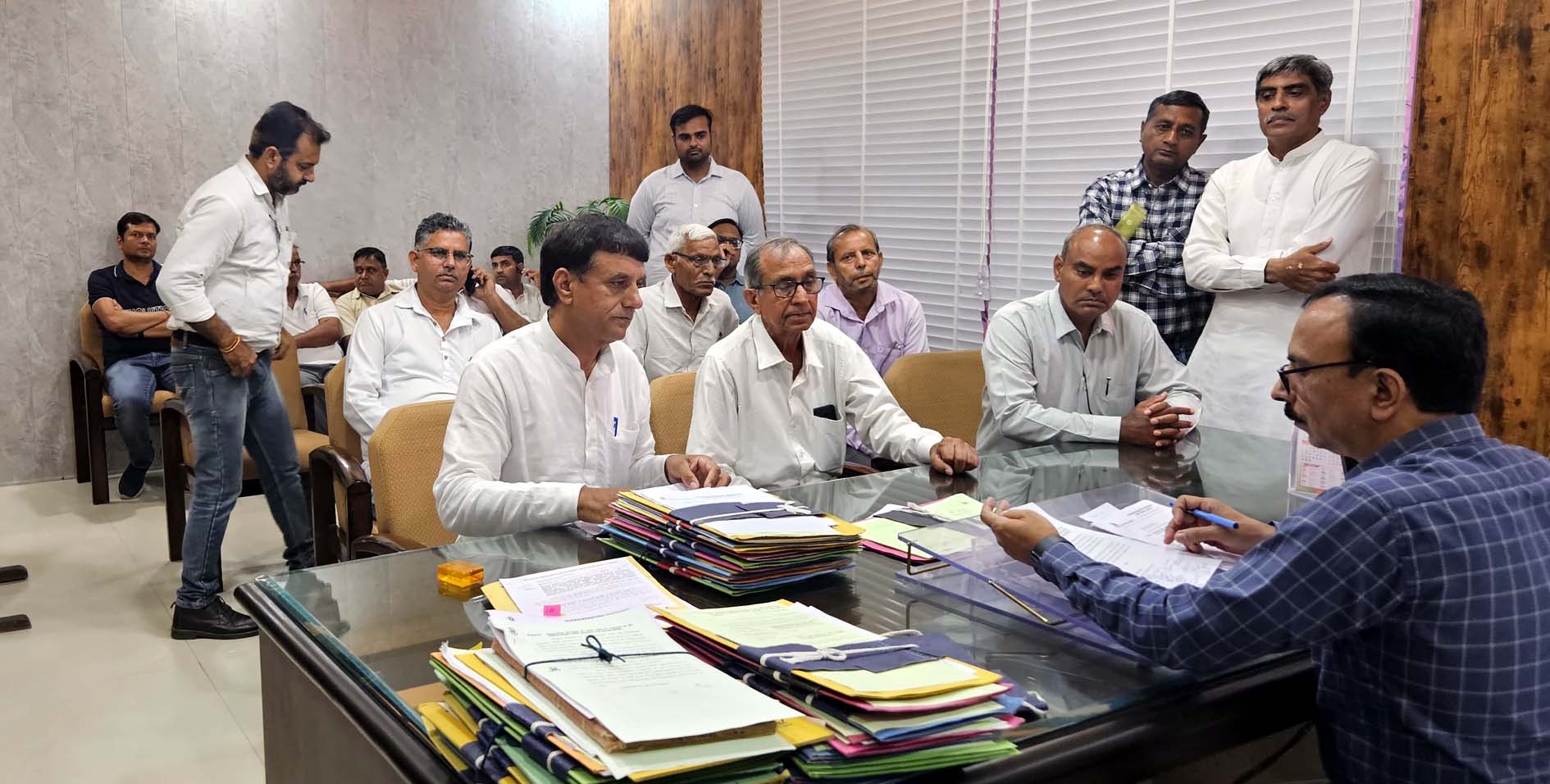 एचएसवीपी संपदा अधिकारी व अधीक्षक अभियंता को ज्ञापन सौंपते सेक्टरवासी।