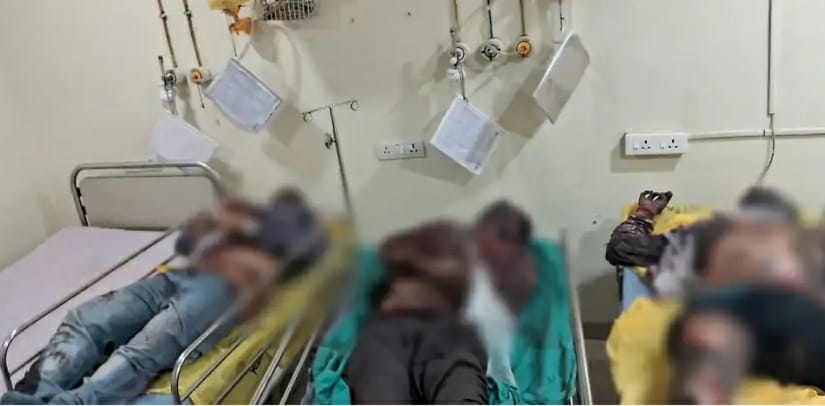 अस्पताल लाये गए मृतकों के शव अस्पताल लाये गए मृतकों के शव