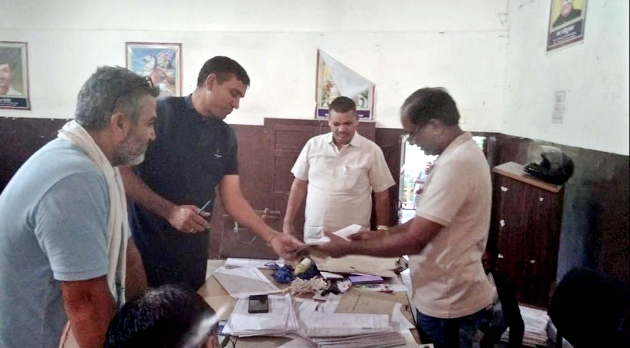 जांच करते हुए सतीश शाहपुर। जांच करते हुए सतीश शाहपुर।