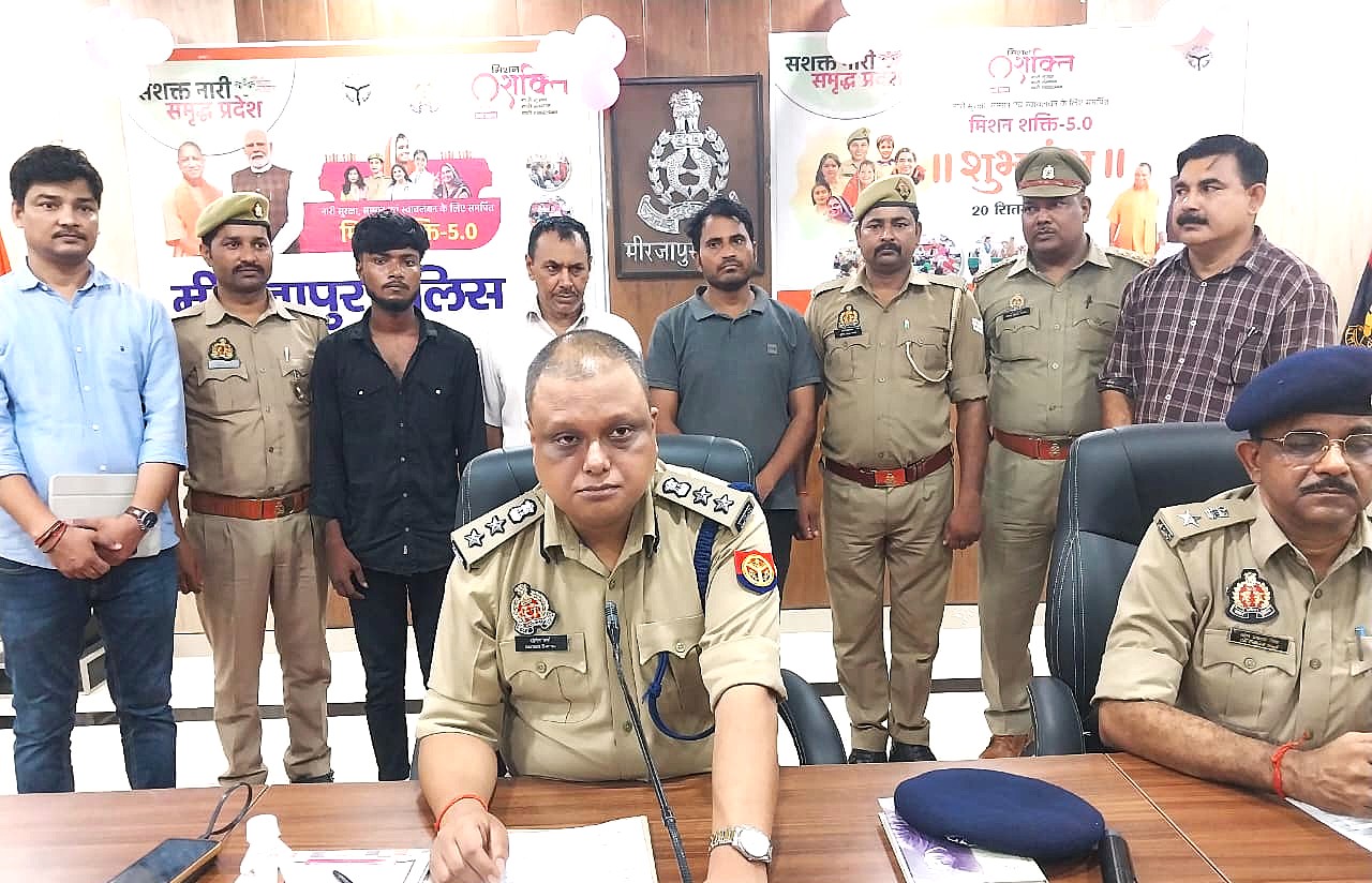 गिरफ्तार आरोपितों के साथ एसएसपी सोमेन बर्मा व अन्य।