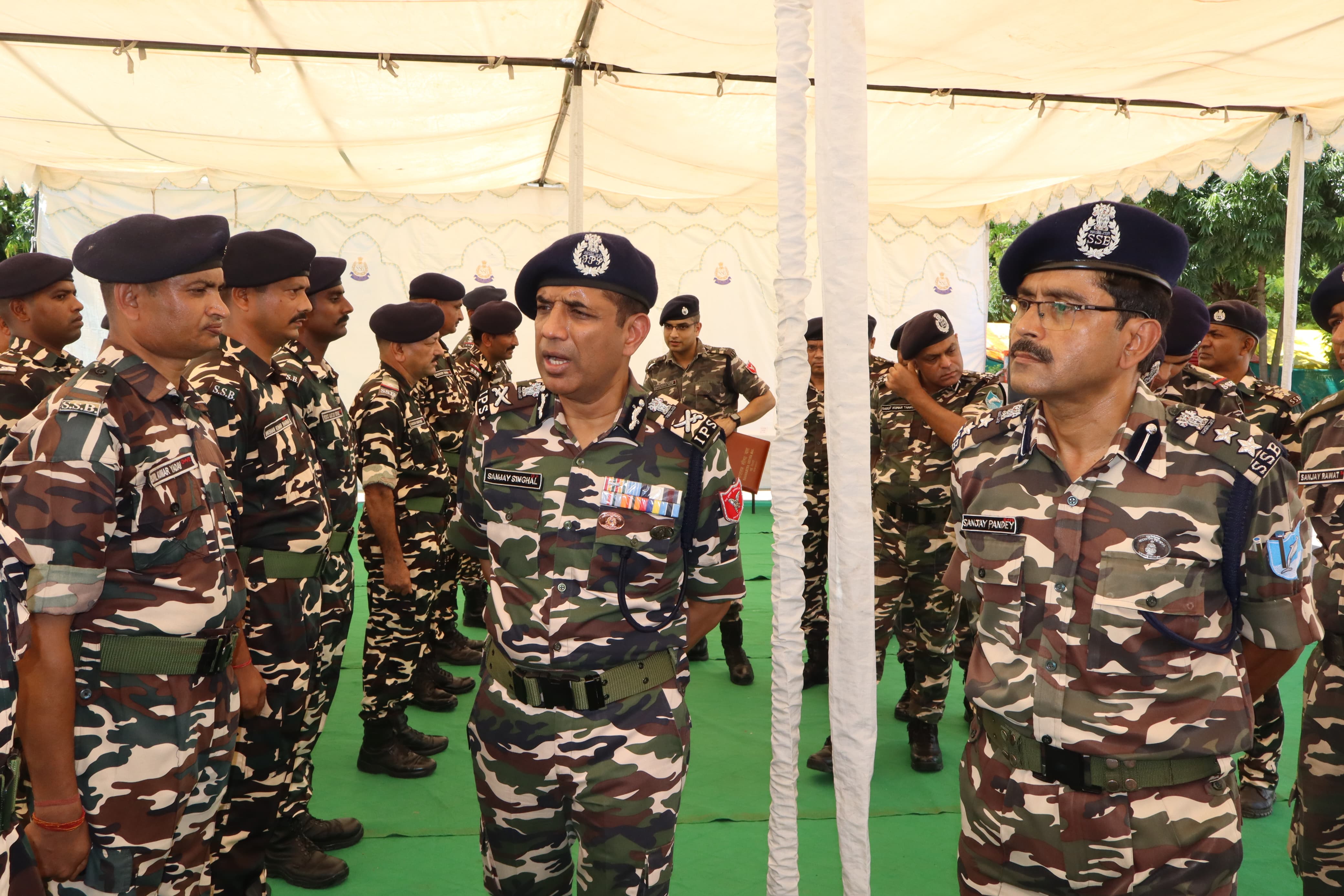 कार्मिको से बात करते एसएसबी महानिदेशक