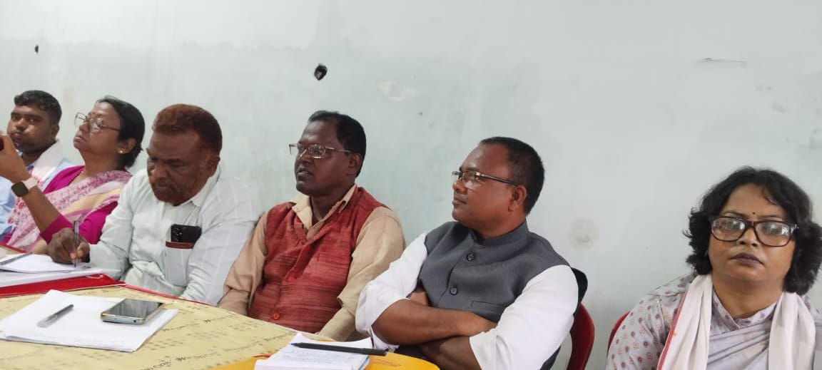 प्रेस वार्ता में आदिवासी संगठनों के लोग