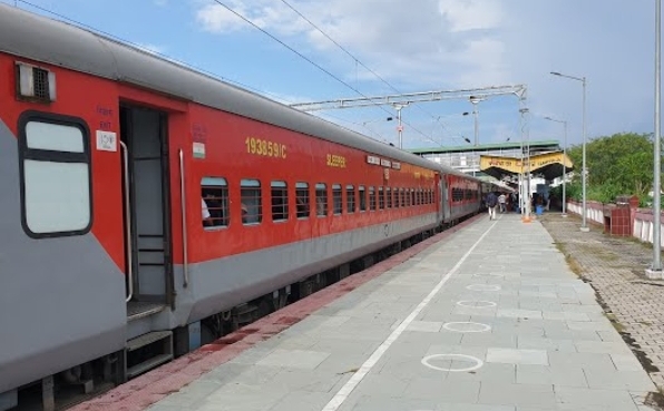 कामख्या एक्सप्रेस ट्रेन (फाइल फोटो) कामख्या एक्सप्रेस ट्रेन (फाइल फोटो)