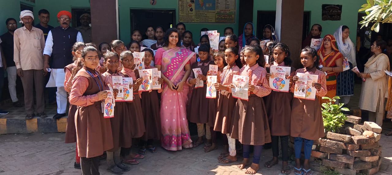 स्कूल टीचर के साथ स्कूली बच्चियां स्कूल टीचर के साथ स्कूली बच्चियां