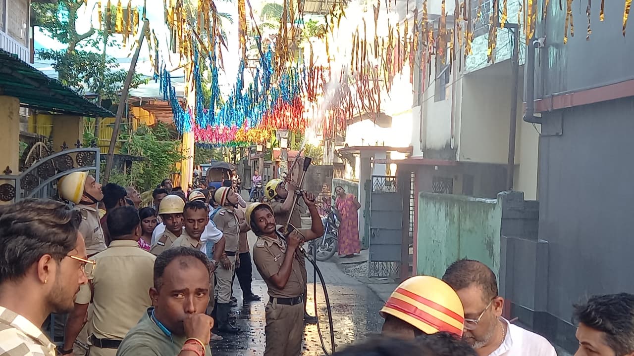 आग बुझाती दमकल कर्मी