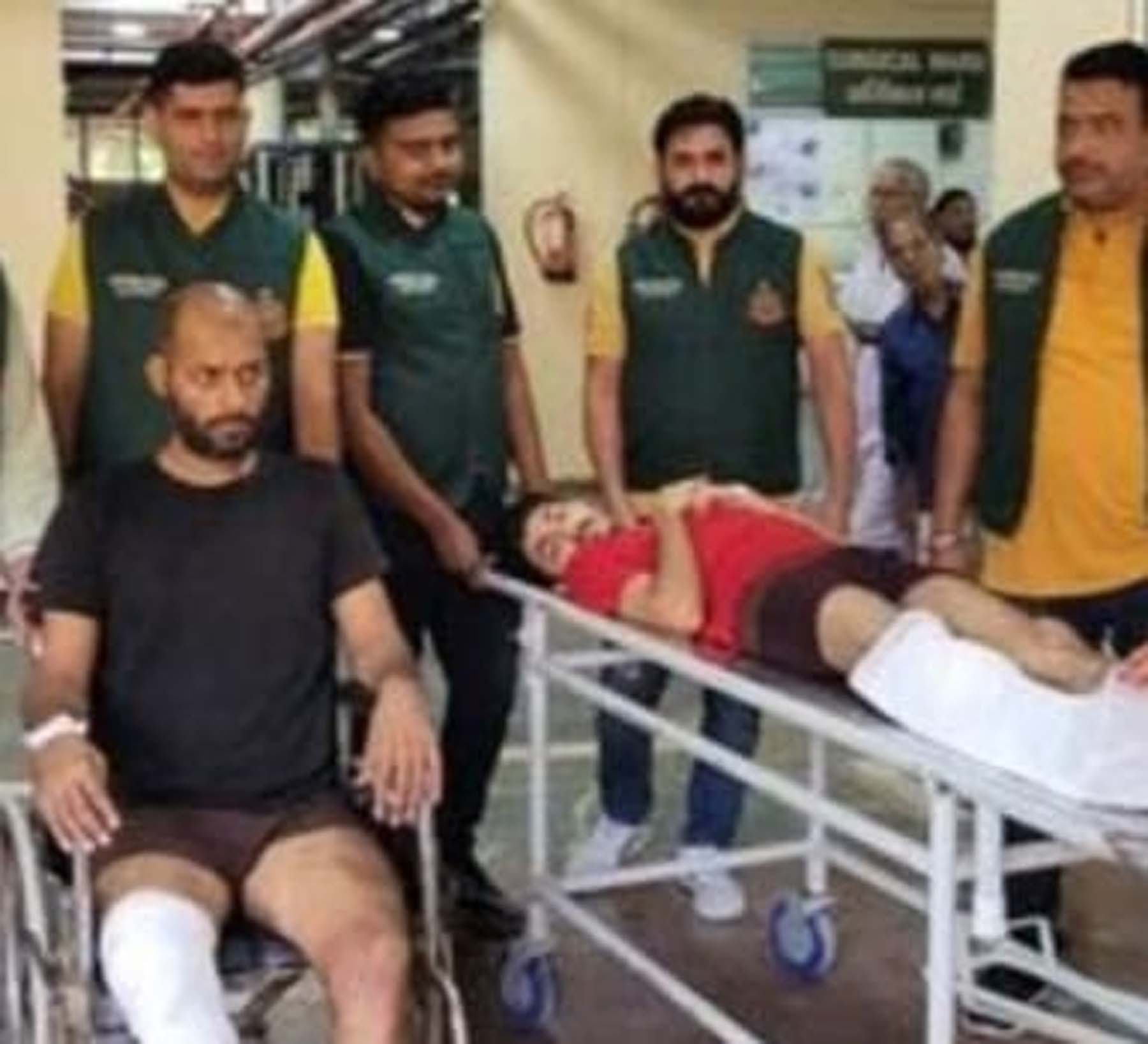 गुरुग्राम के नागरिक अस्पताल में उपचाराधीन मुठभेड़ में घायल बदमाश।