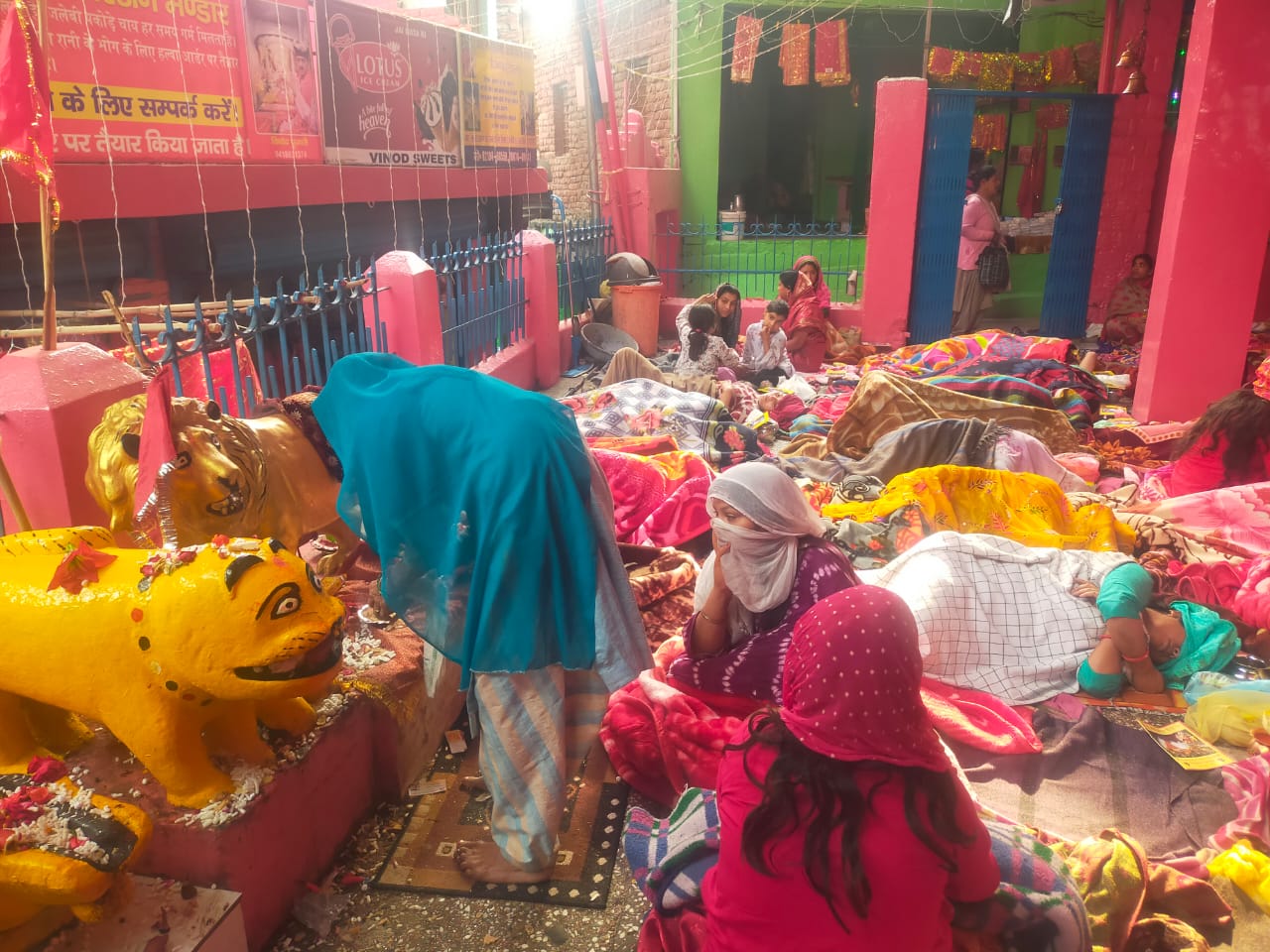 संतान दात्री माता सिमसा मंदिर में संतान प्राप्ति के उद्देश्य से धरने पर बैठी महिलाएं। संतान दात्री माता सिमसा मंदिर में संतान प्राप्ति के उद्देश्य से धरने पर बैठी महिलाएं।
