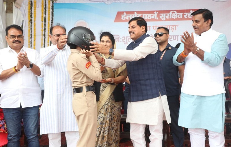 मुख्यमंत्री ने युवाओं को हेलमेट पहनाकर जीवन रक्षा का दिया संदेश मुख्यमंत्री ने युवाओं को हेलमेट पहनाकर जीवन रक्षा का दिया संदेश