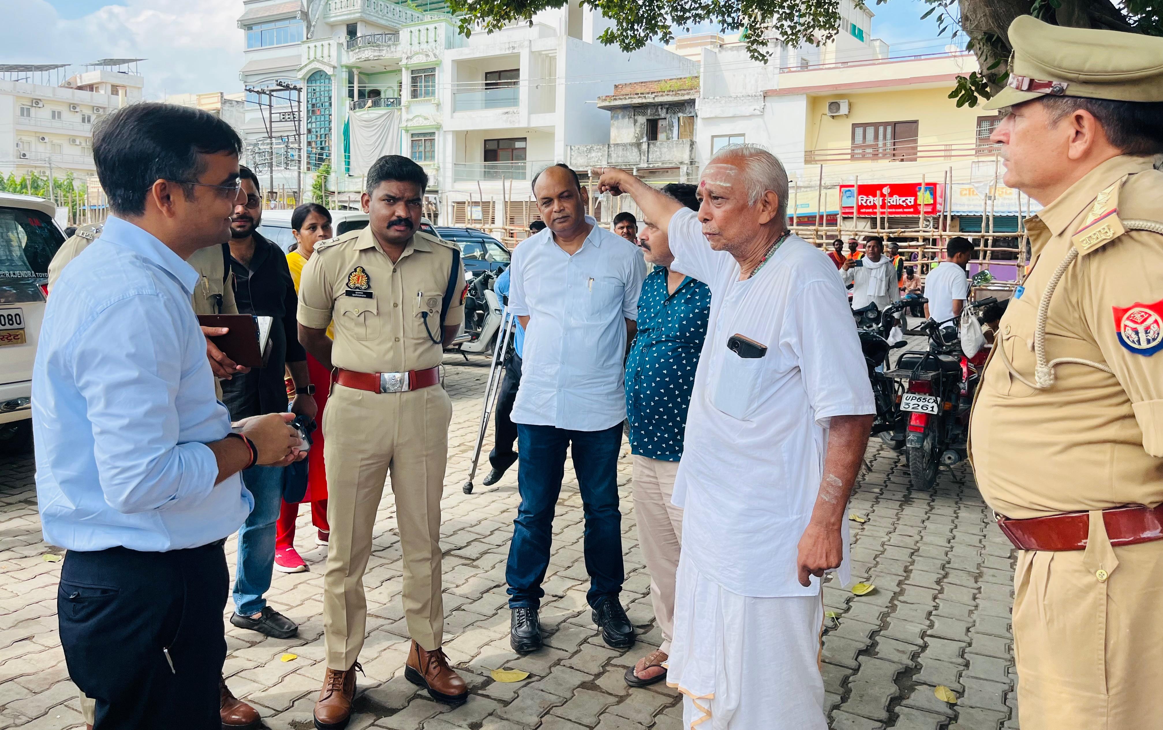 जिलाधिकारी नाटी इमली भरत मिलाप मैदान में जिलाधिकारी नाटी इमली भरत मिलाप मैदान में