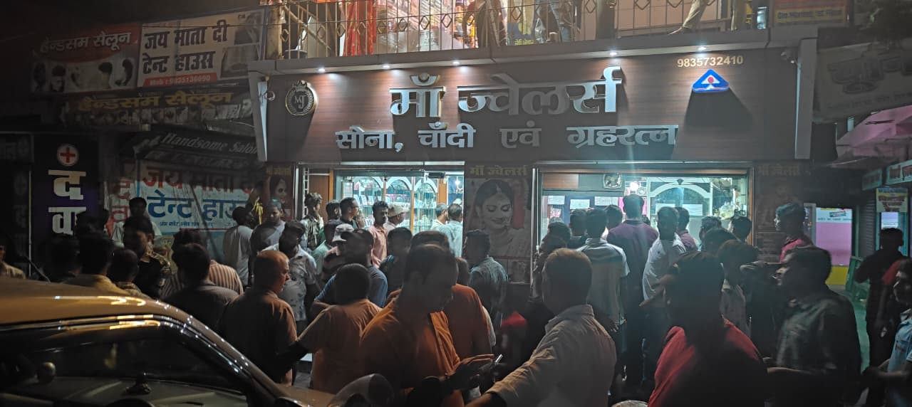 जेवर दुकान के बाहर लगी भीड़