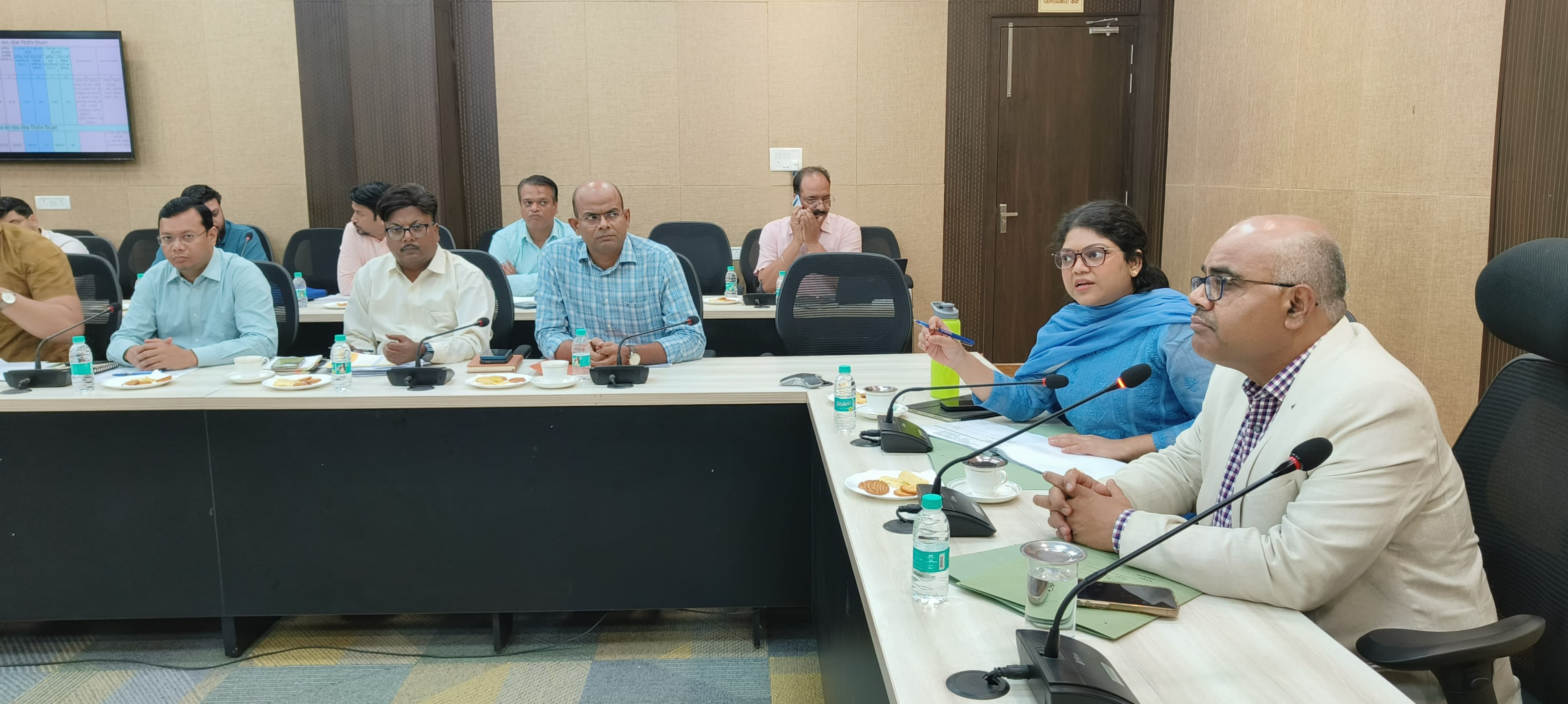 बैठक के दौरान डीएम जितेंद प्रताप सिंह व अन्य का छायाचित्र बैठक के दौरान डीएम जितेंद प्रताप सिंह व अन्य का छायाचित्र