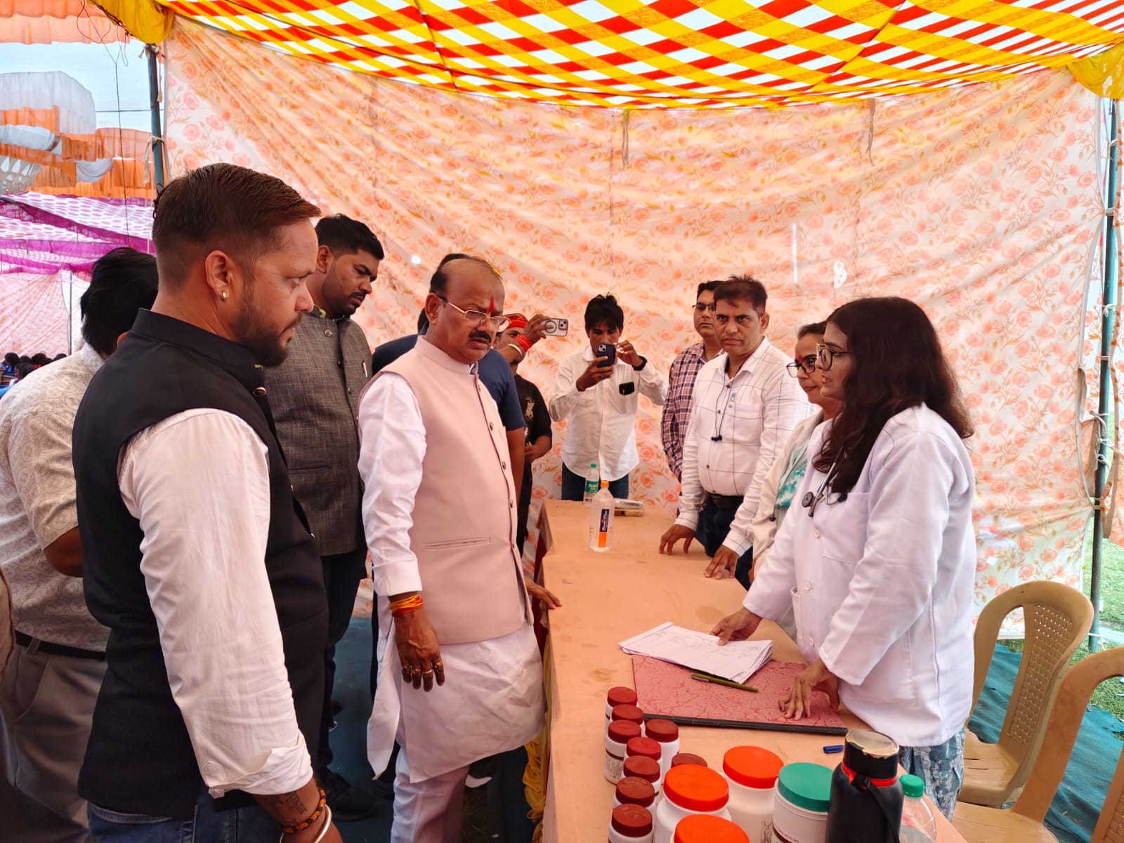 शिविर का निरीक्षण करते मंत्री शिविर का निरीक्षण करते मंत्री